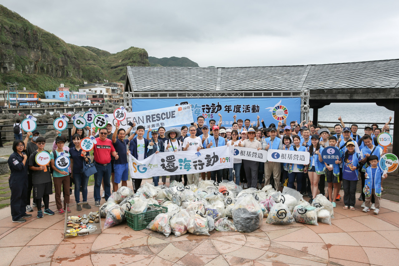 一台「湛鬥機」如何清淨海岸？今周刊「還海行動」收集海廢再造藍白拖逾2500雙，新北市府靠它創淨灘價值